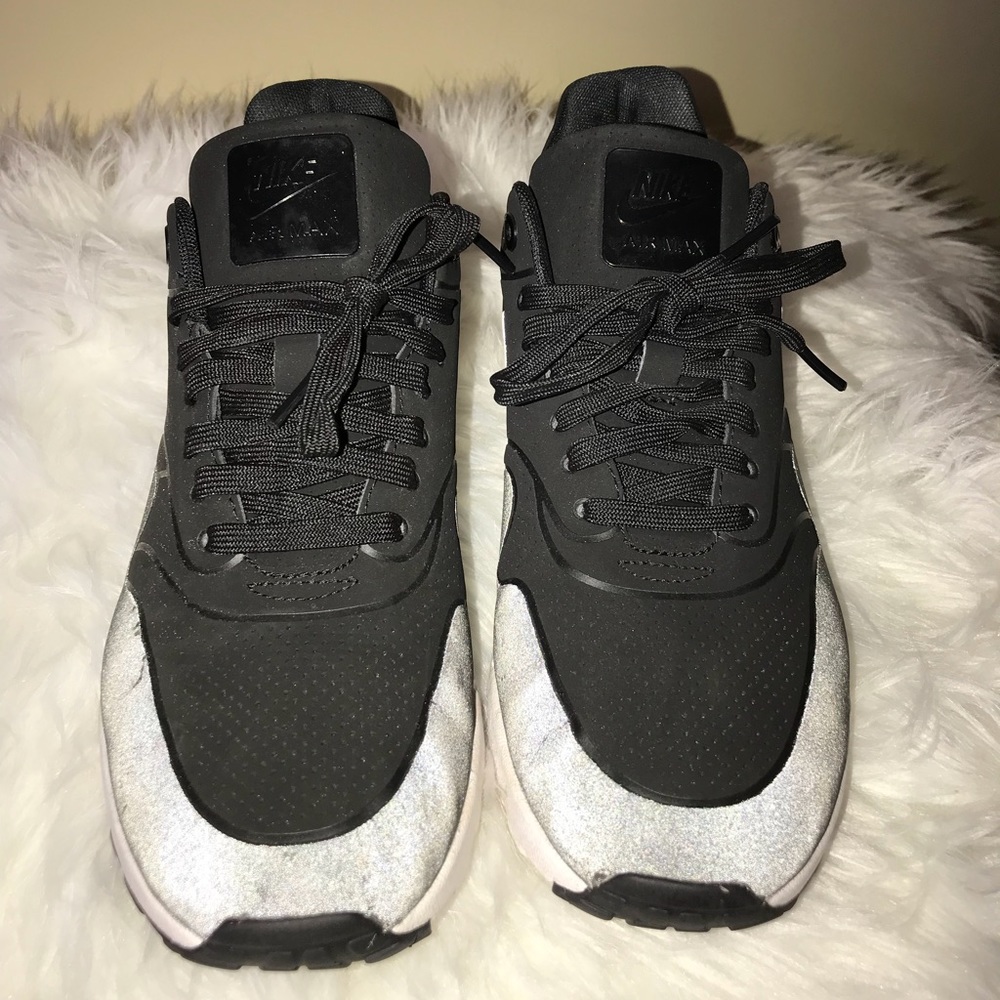 Ladies Nike Shoes Size 9.5